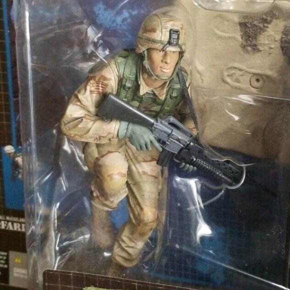 McFarlanes Military AIR FORCE SPECIAL OPERATIONS COMMAND CCT Series Debut Figure - Picture 2 of 2